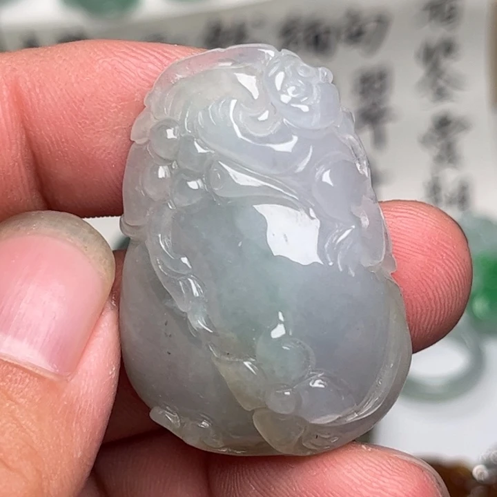 翡翠未镶嵌颈饰猴子