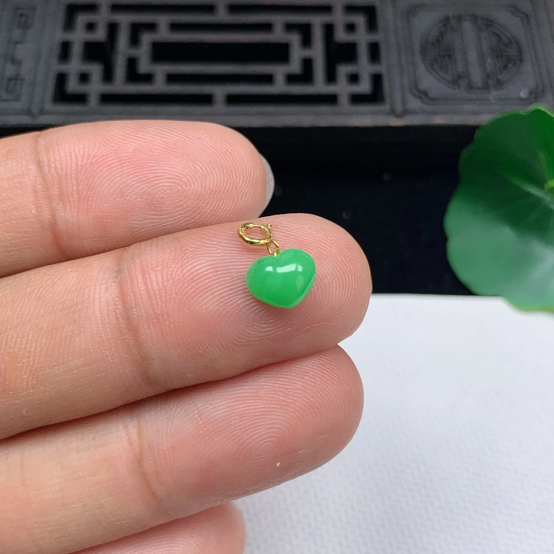 缅甸天然翡翠A货18K金扣精美阳绿小爱心吊坠尺寸6*7.6*3.7mm