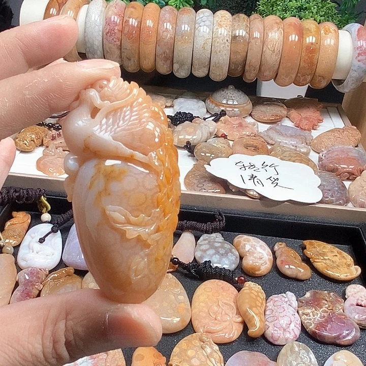颈饰未镶嵌硅化珊瑚（珊瑚玉）