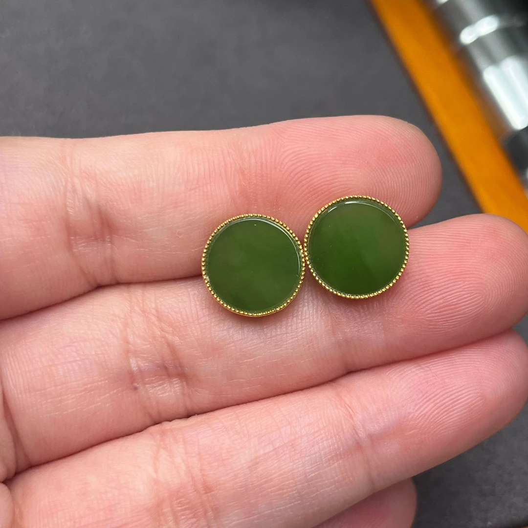 18k厚金包边镶嵌气质百搭苹果绿圆牌耳钉