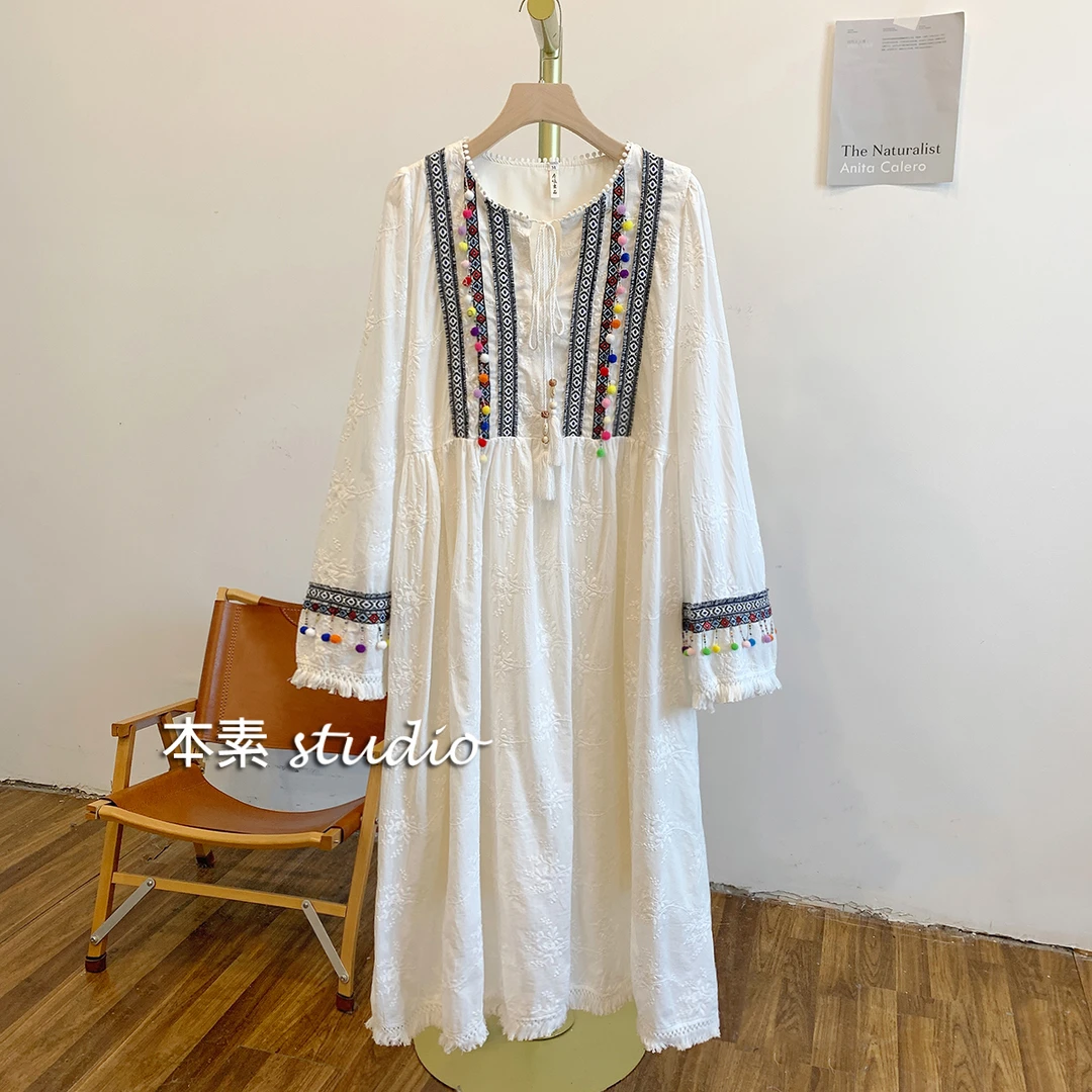 大理C3442民族风刺绣彩球流苏串珠系带圆领连衣裙