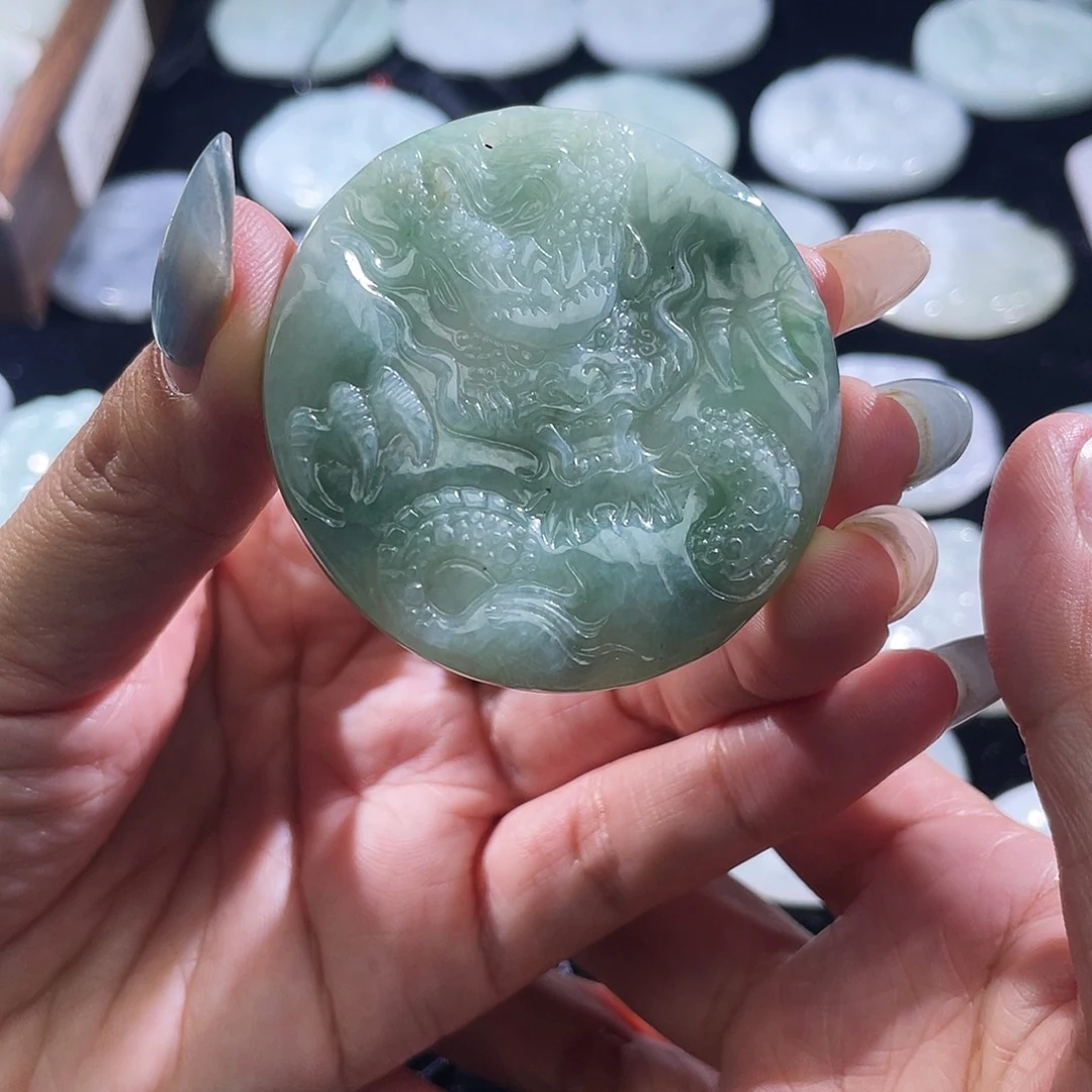 翡翠未镶嵌颈饰龙牌