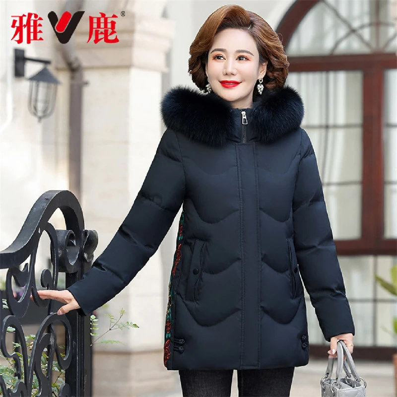 雅鹿品牌妈妈秋冬装外套大码中老年人狐狸毛连帽加厚中长款羽绒服