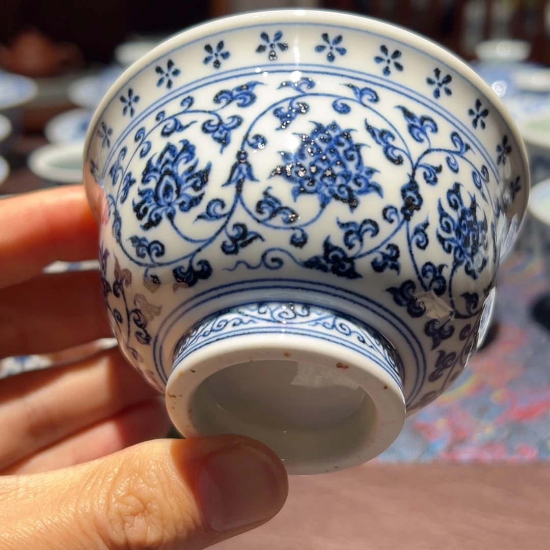 杯青花缠枝莲花心压手杯口径约9.4厘米