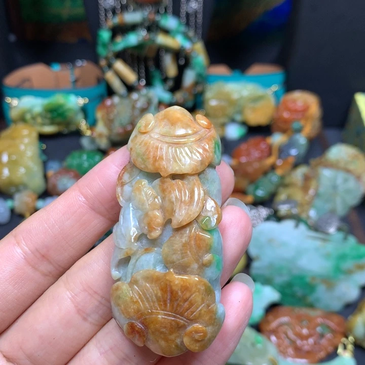 翡翠未镶嵌颈饰如意