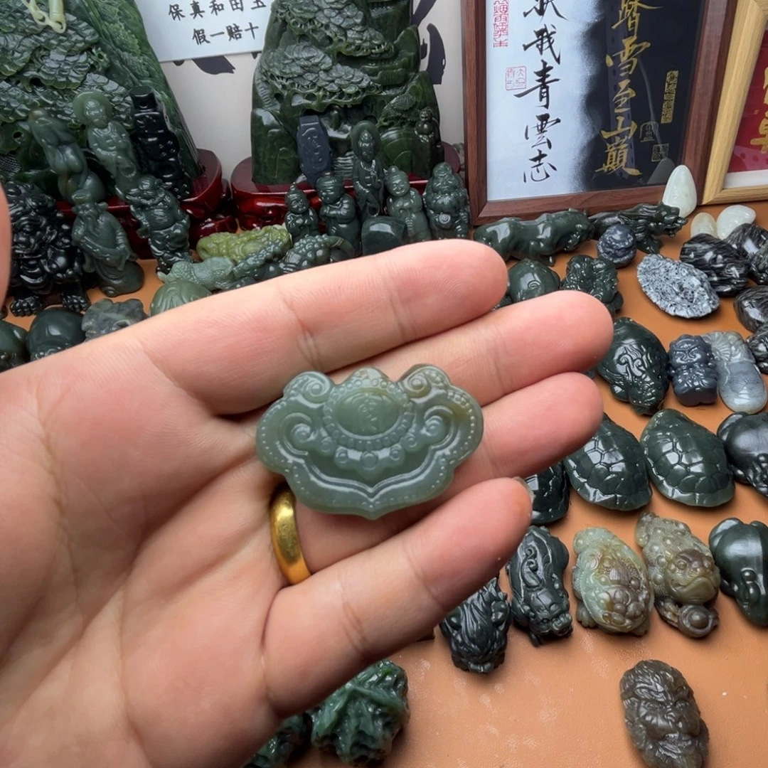 和田玉未镶嵌把件