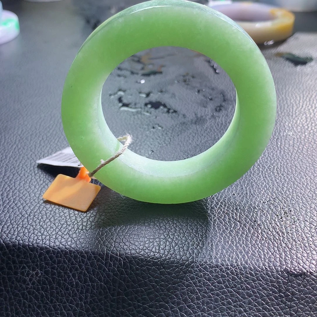 定制翡翠未镶嵌翡翠手镯