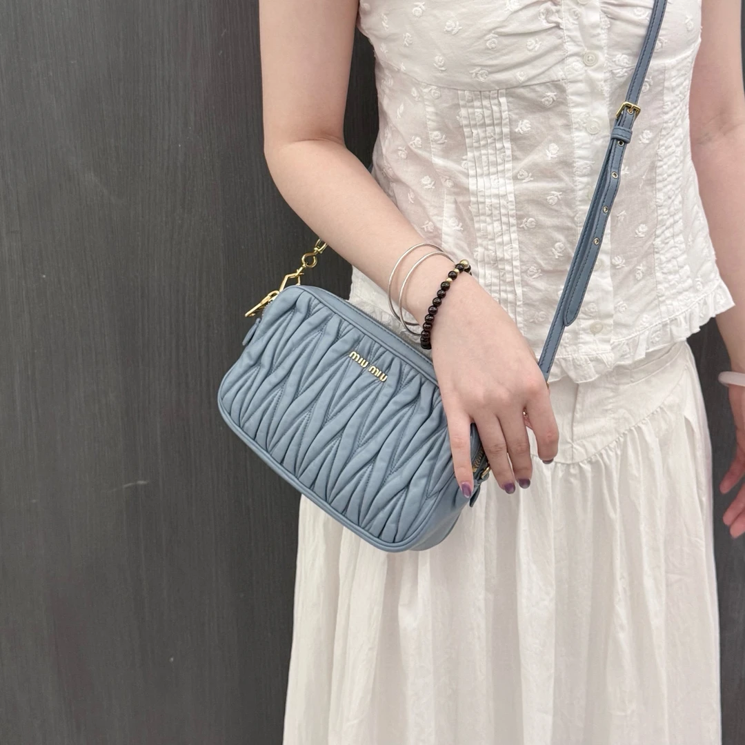 95新 MIU MIU/缪缪 miumiu 奶蓝色相机斜挎包K