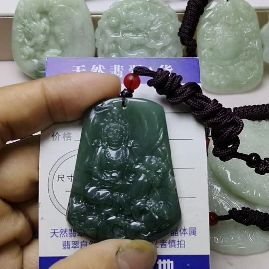 翡翠未镶嵌颈饰挂件