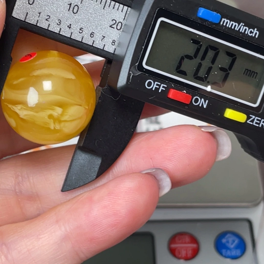 未镶嵌琥珀裸石微瑕393