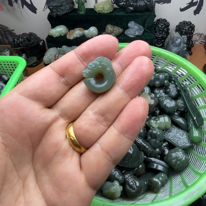 和田玉未镶嵌把件