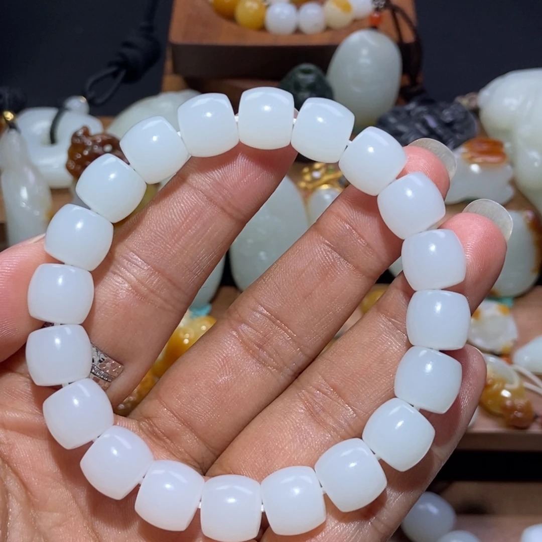 。***。和田玉未镶嵌颈饰