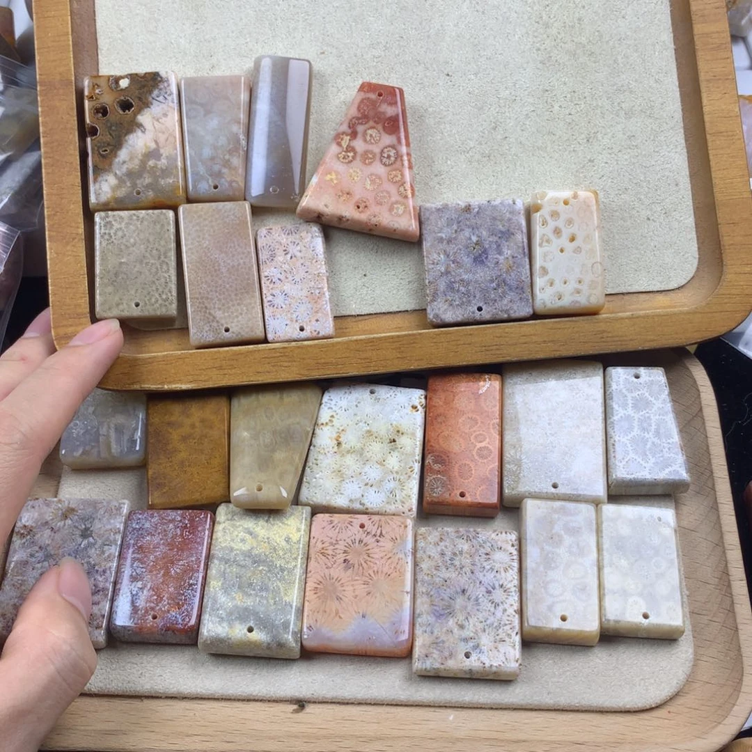 莫***里硅化珊瑚（珊瑚玉）未镶嵌笔搁