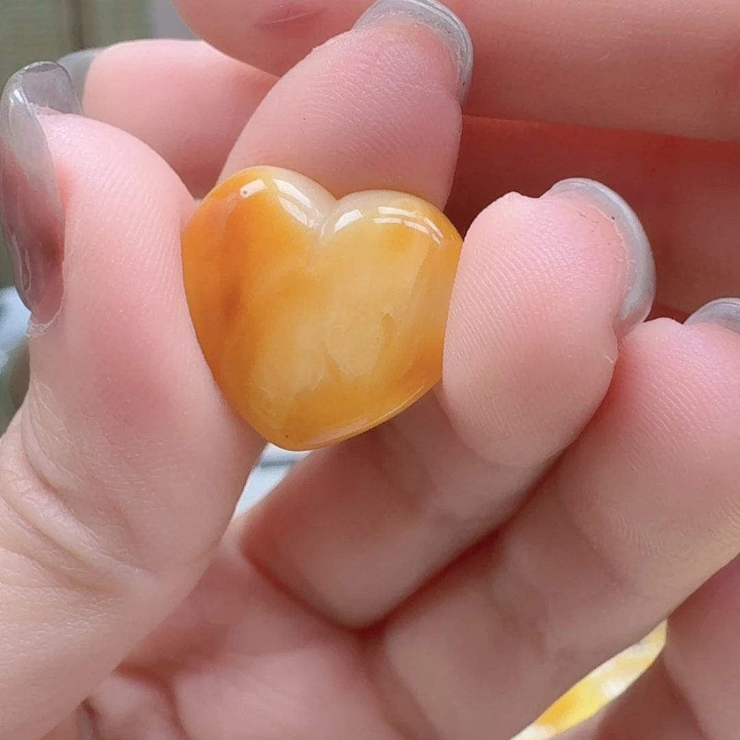 未镶嵌琥珀裸石爱心