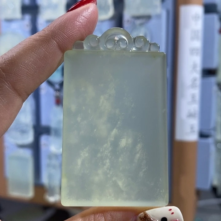 岫玉未镶嵌颈饰吊坠