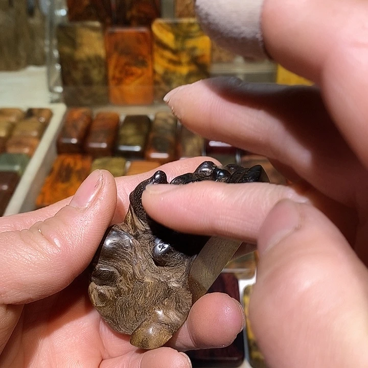 寻***鱼香榧木木质哈把玩件55888