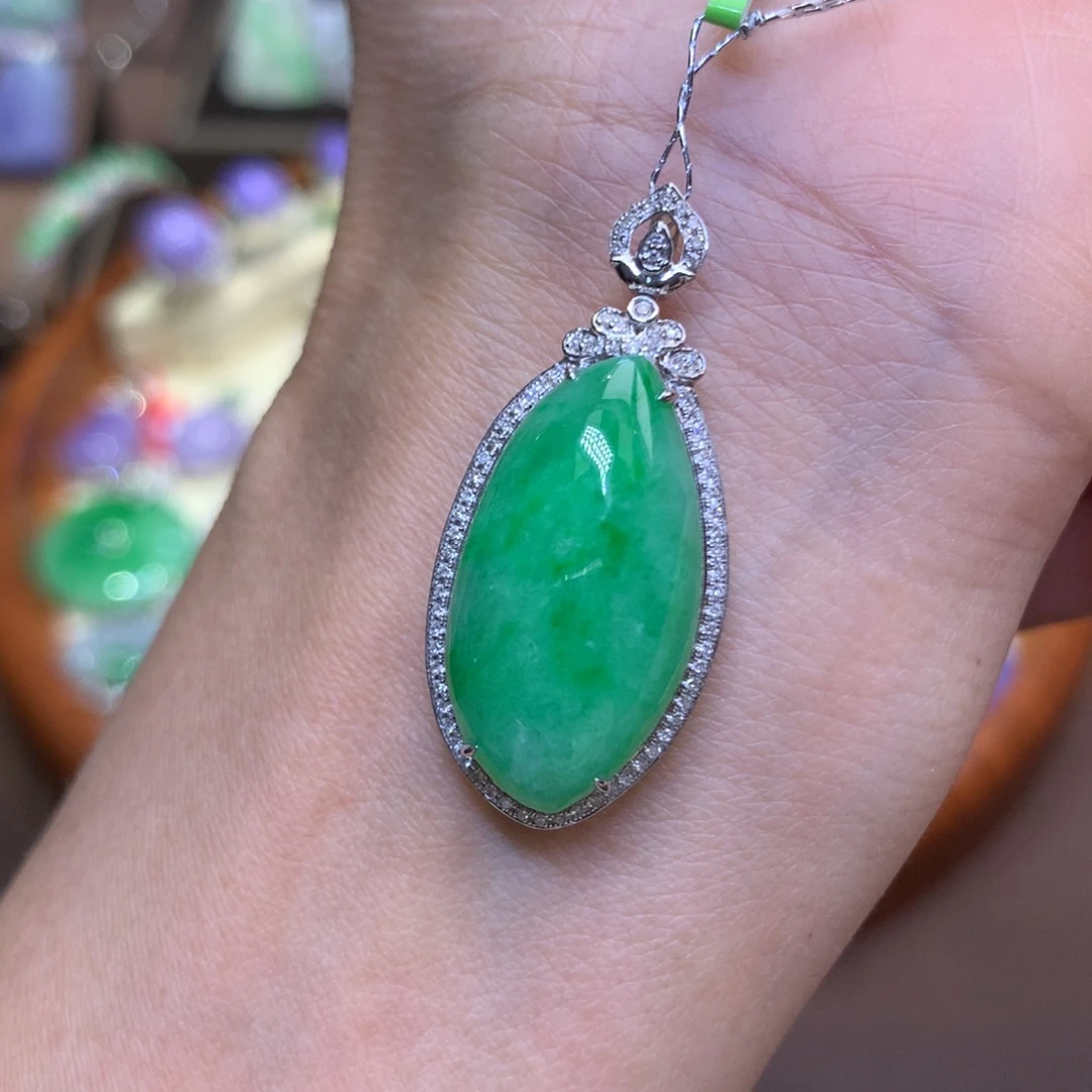 翡翠18K金镶嵌颈饰