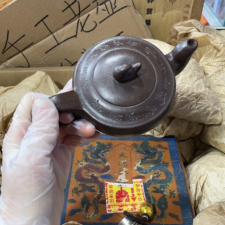 紫砂茶壶矿泥料，纯手工制作的一把紫砂壶。