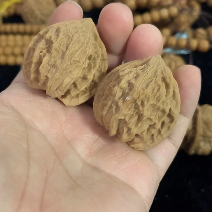 文玩核桃把件37左右微微瑕灯笼，编号012