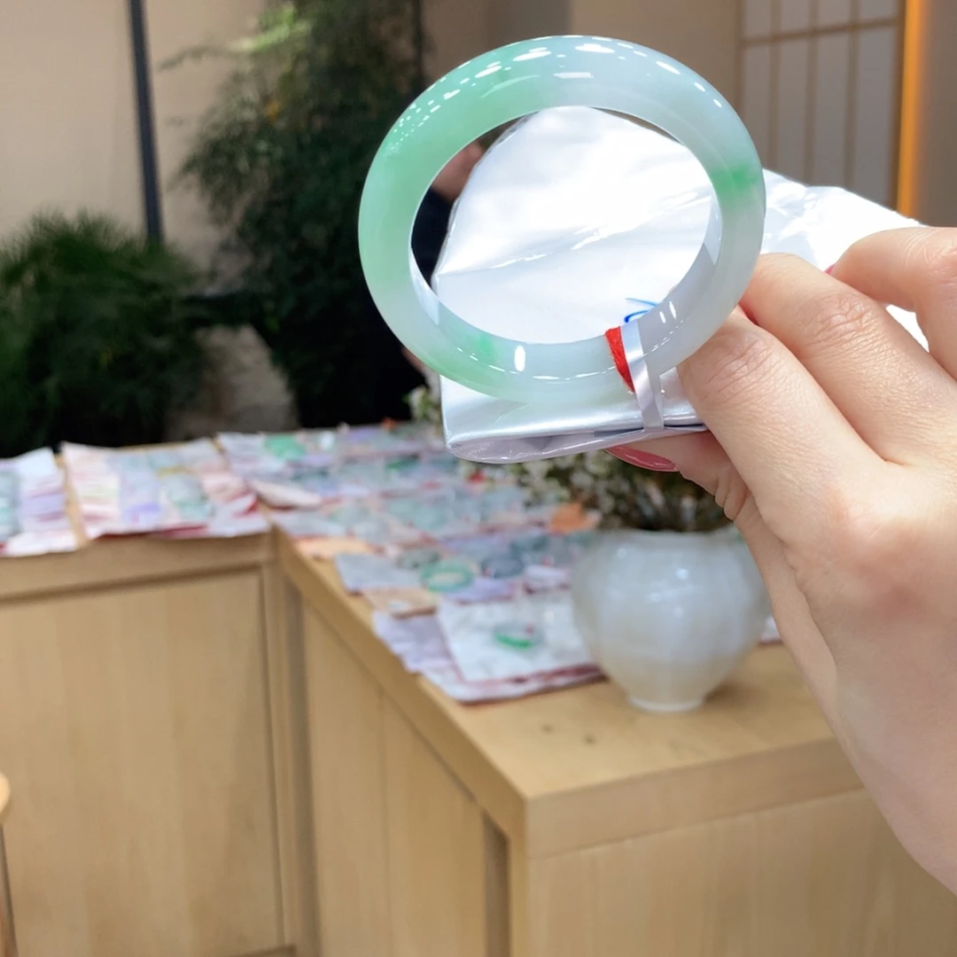 翡翠手镯未镶嵌不退不换