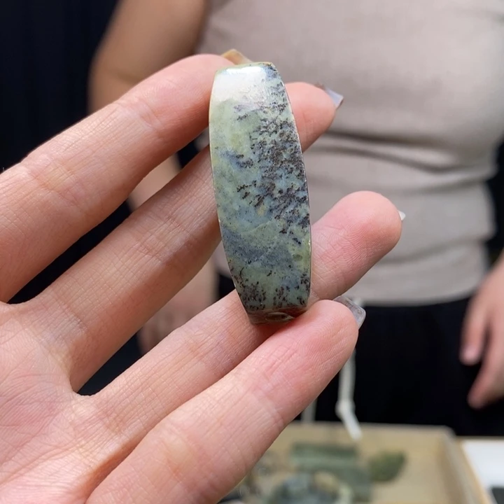 岫岩河磨玉（透闪石质玉）颈饰未镶嵌