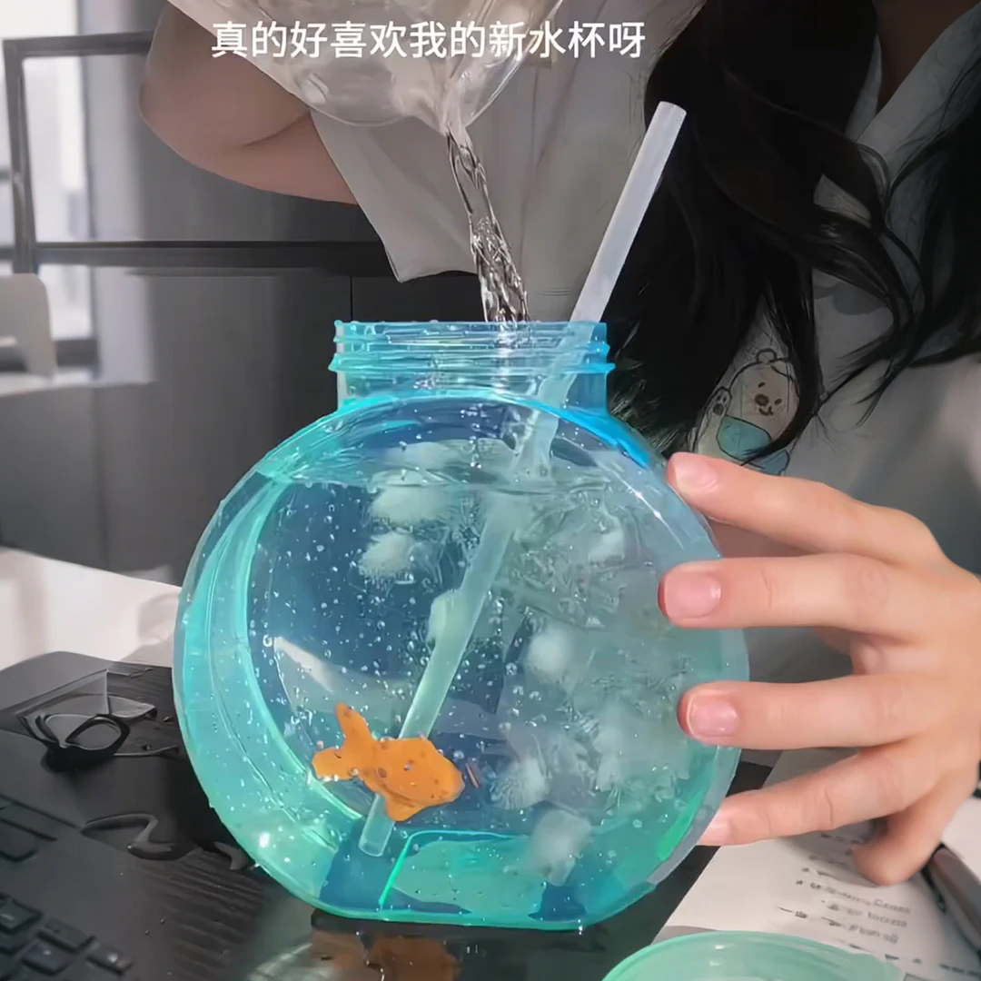 小鱼缸大容量吸管杯女生可爱高颜值塑料凉水杯便携随行杯大肚杯子