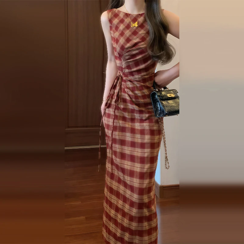 红色格子无袖背心连衣裙子女夏季2025新款高级感收腰包臀长裙3242