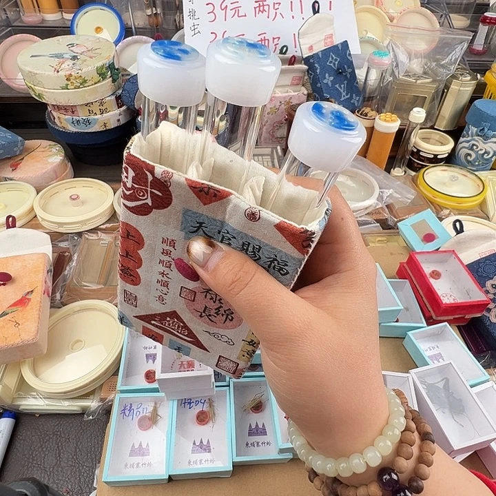 黄蛉筒布套一套………………