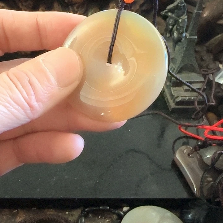 石英质玉颈饰合金