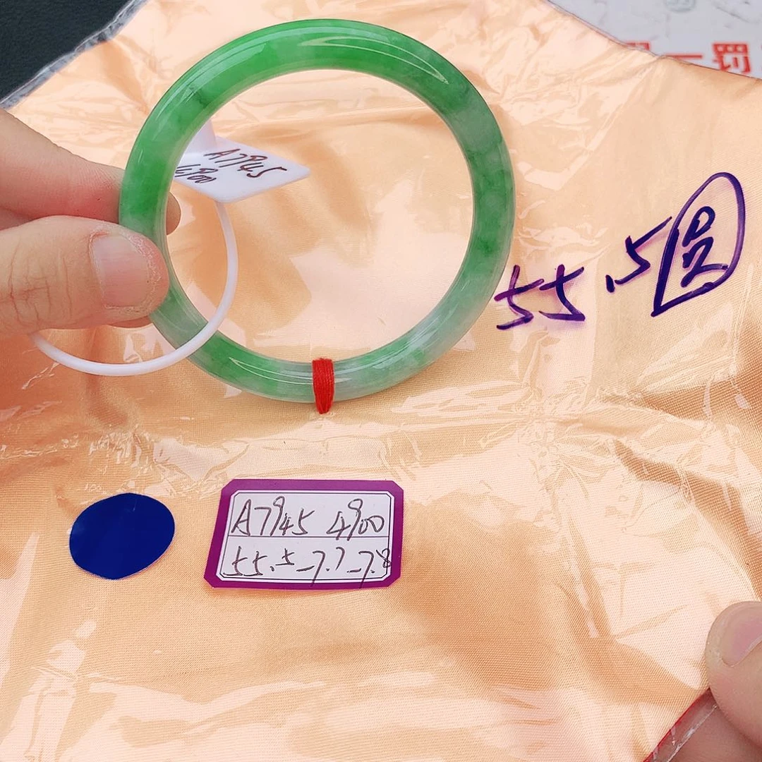 翡翠手镯未镶嵌我