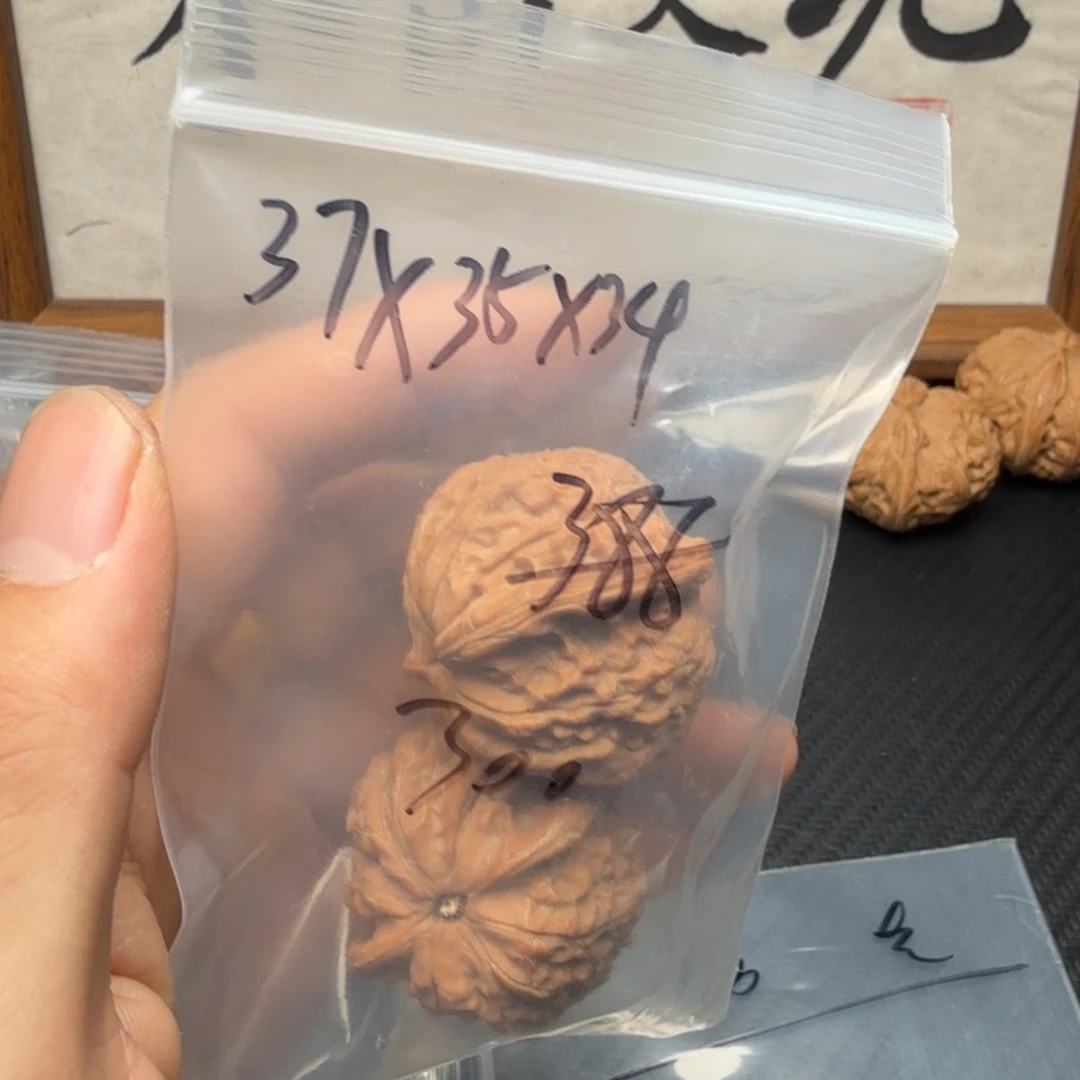 杨***)文玩核桃吊坠37 35 34血麒麟货头浮黄