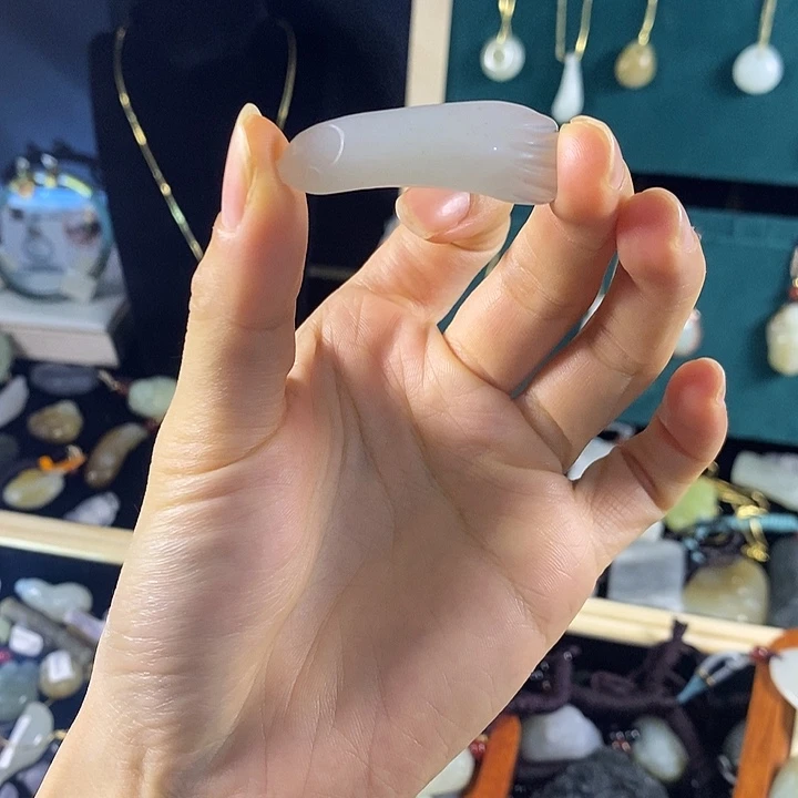 颈饰未镶嵌和田玉（糖玉）