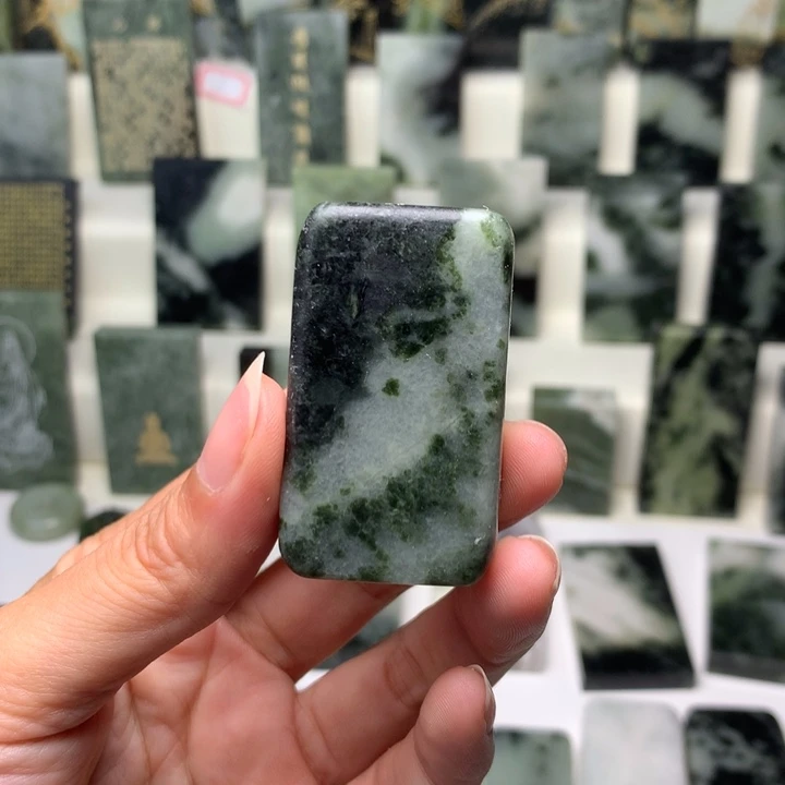 独山玉颈饰未镶嵌