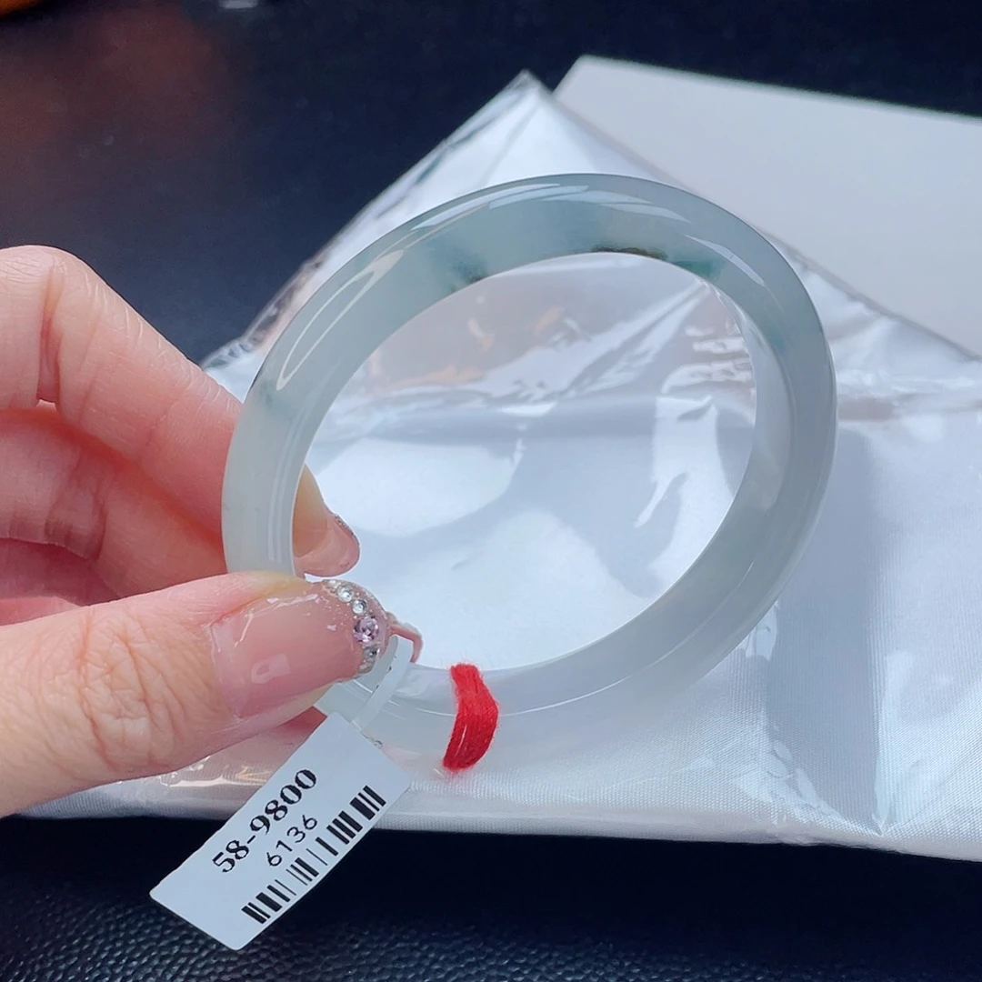 翡翠手镯未镶嵌翡翠