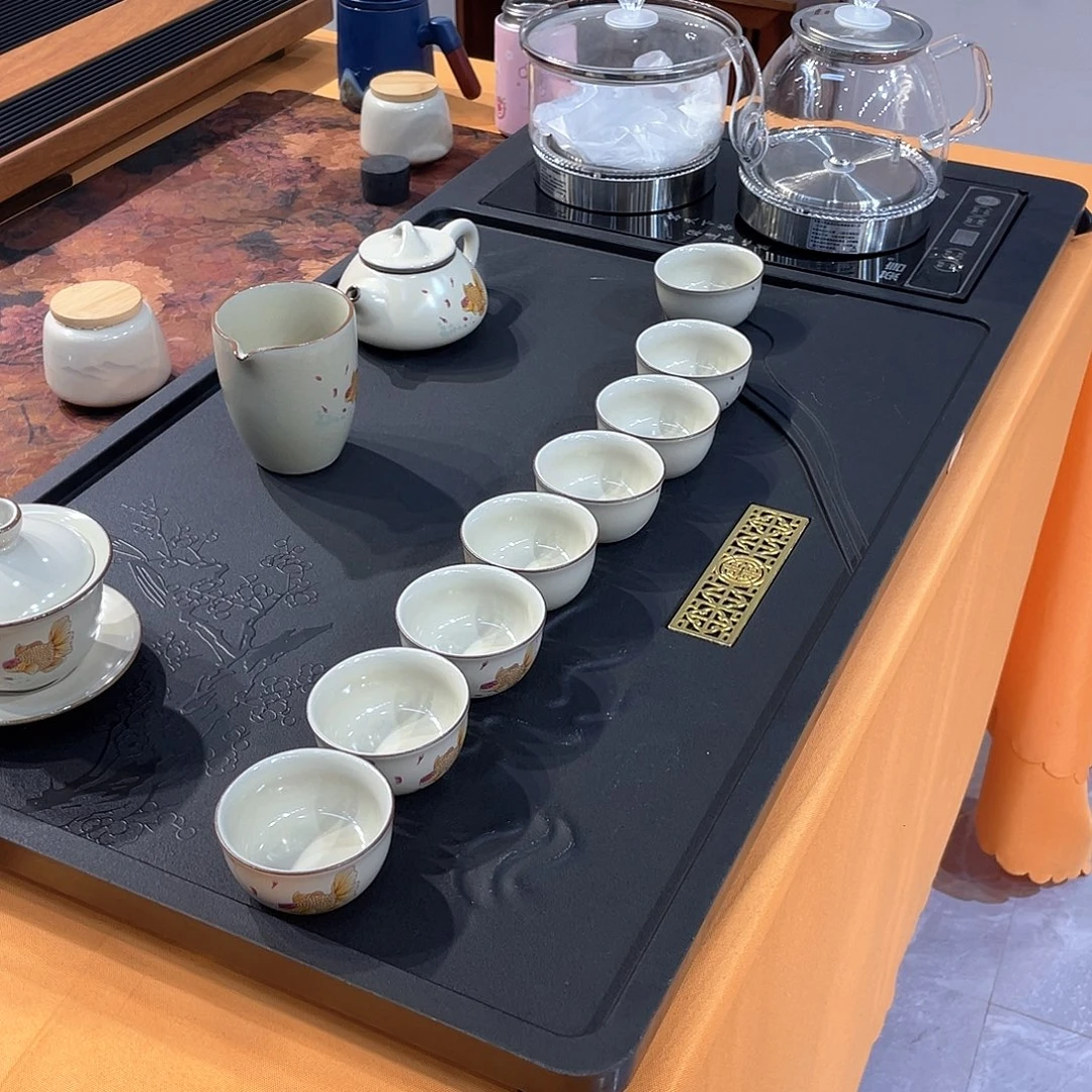 瓷片茶盘里装满着小鲜牛奶
