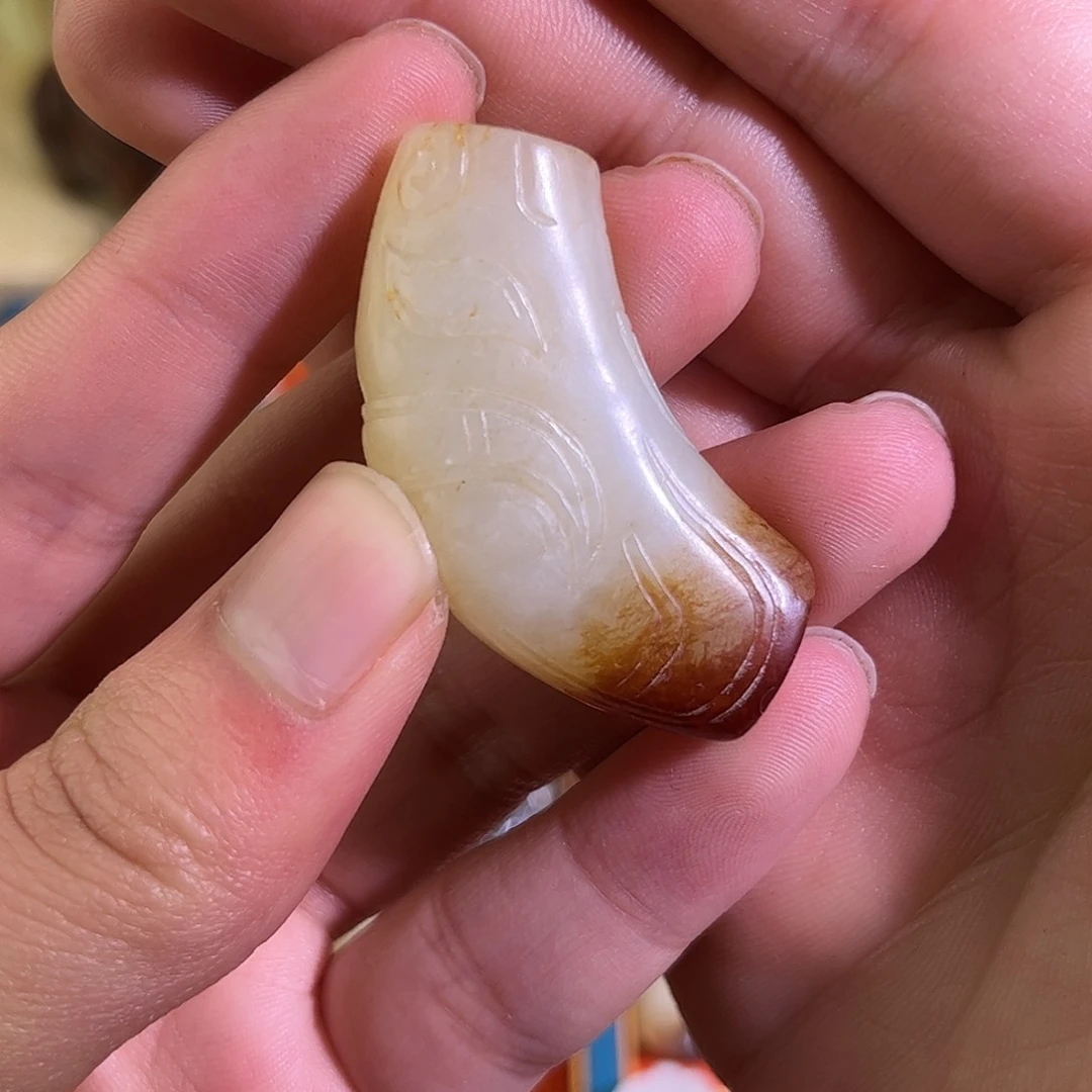 和田玉颈饰未镶嵌江**人