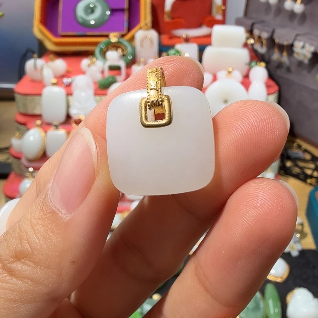 颈饰18K金镶嵌和田玉
