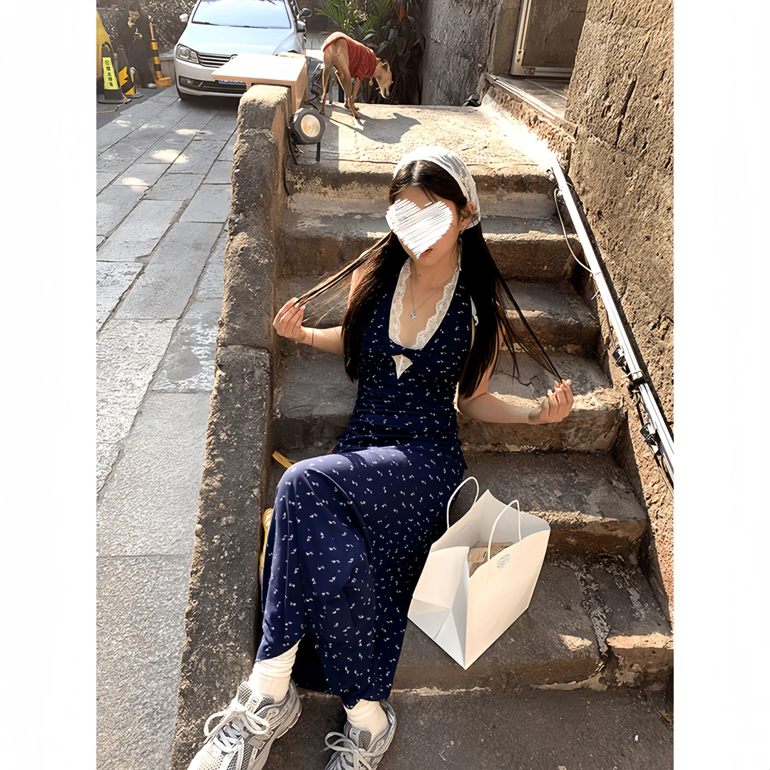 春夏韩系碎花蕾丝拼接V领设计感连衣裙2025新款性感挂脖气质长裙