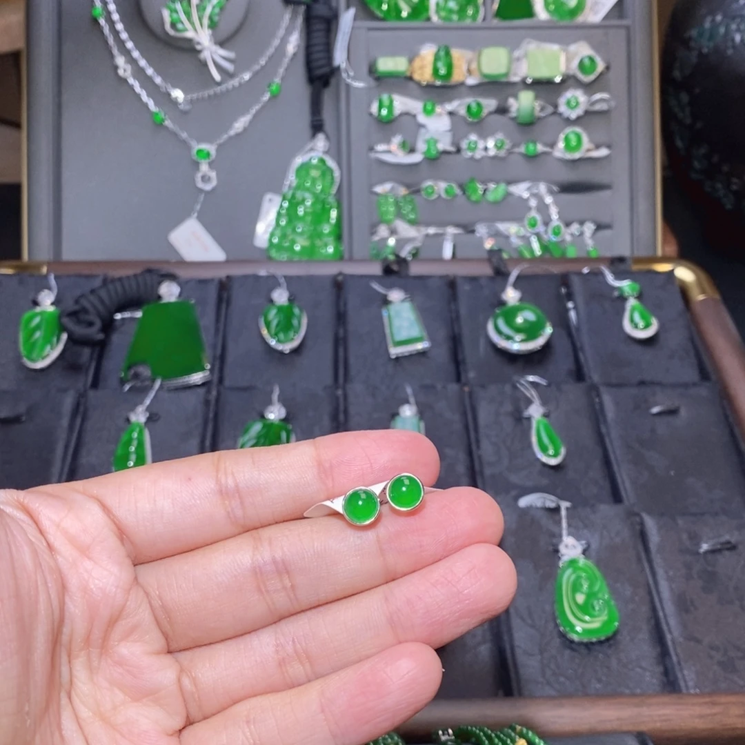 翡翠18K金镶嵌耳饰蛋面耳钉