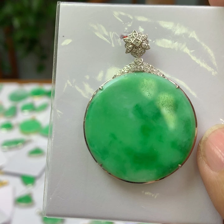 翡翠颈饰18K金镶嵌翡翠