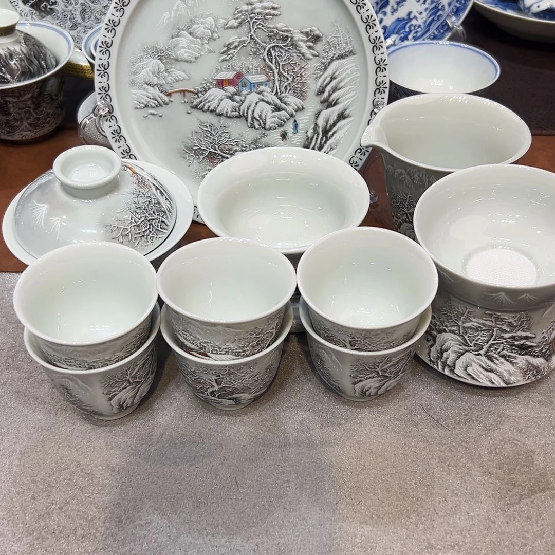 摆件景德镇陶瓷艺术展在景德镇市博物大楼隆重开幕后