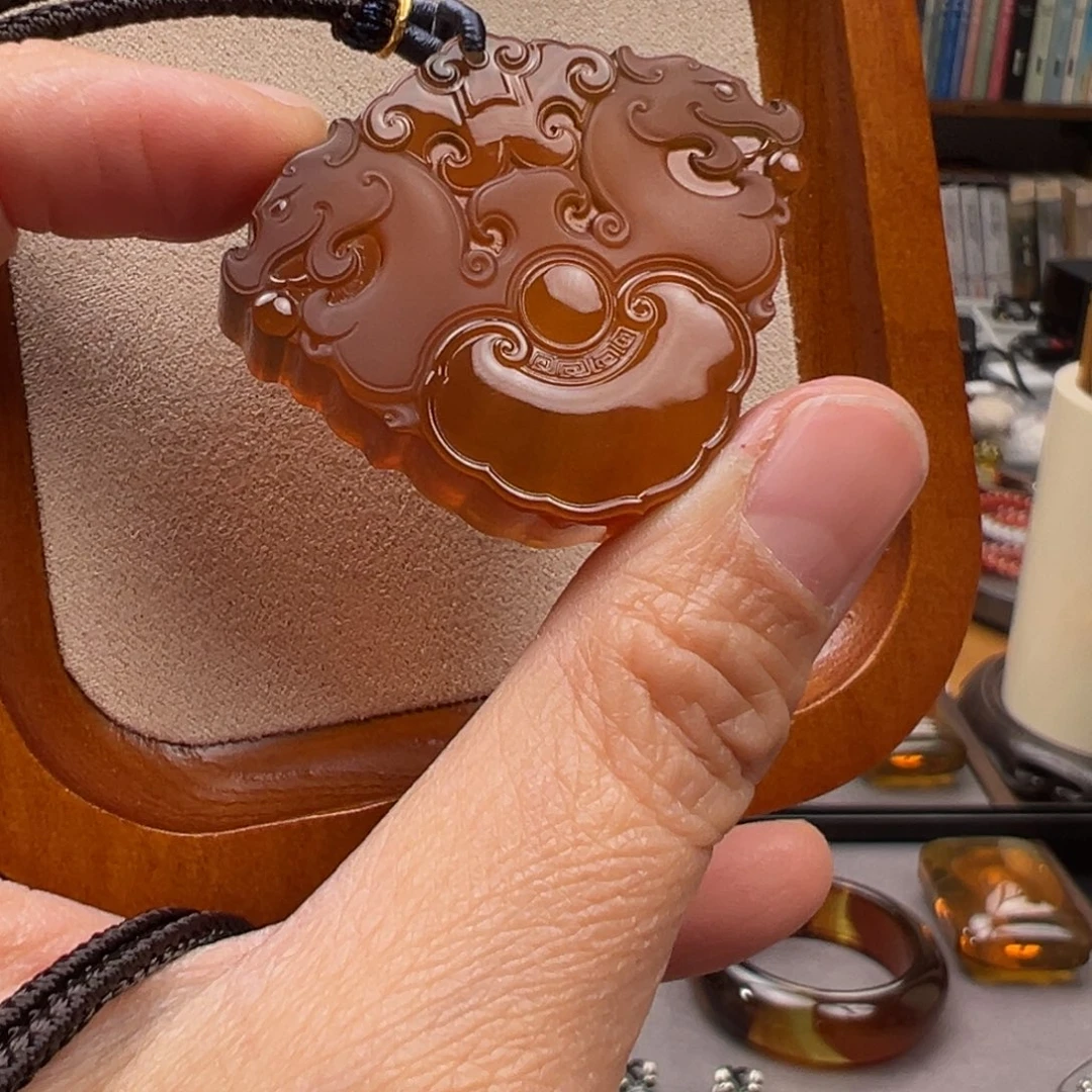 琥珀颈饰未镶嵌双龙如意