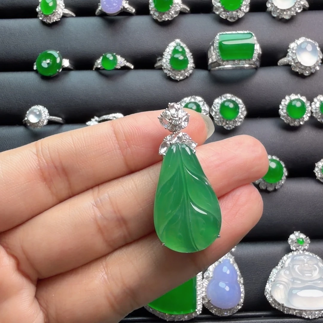 翡翠18K金镶嵌颈饰吊坠