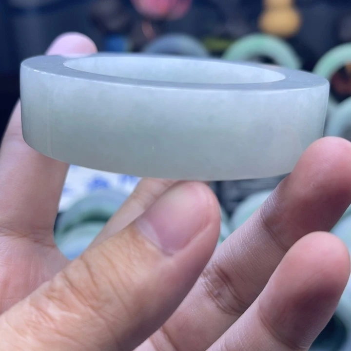 定制翡翠未镶嵌手镯