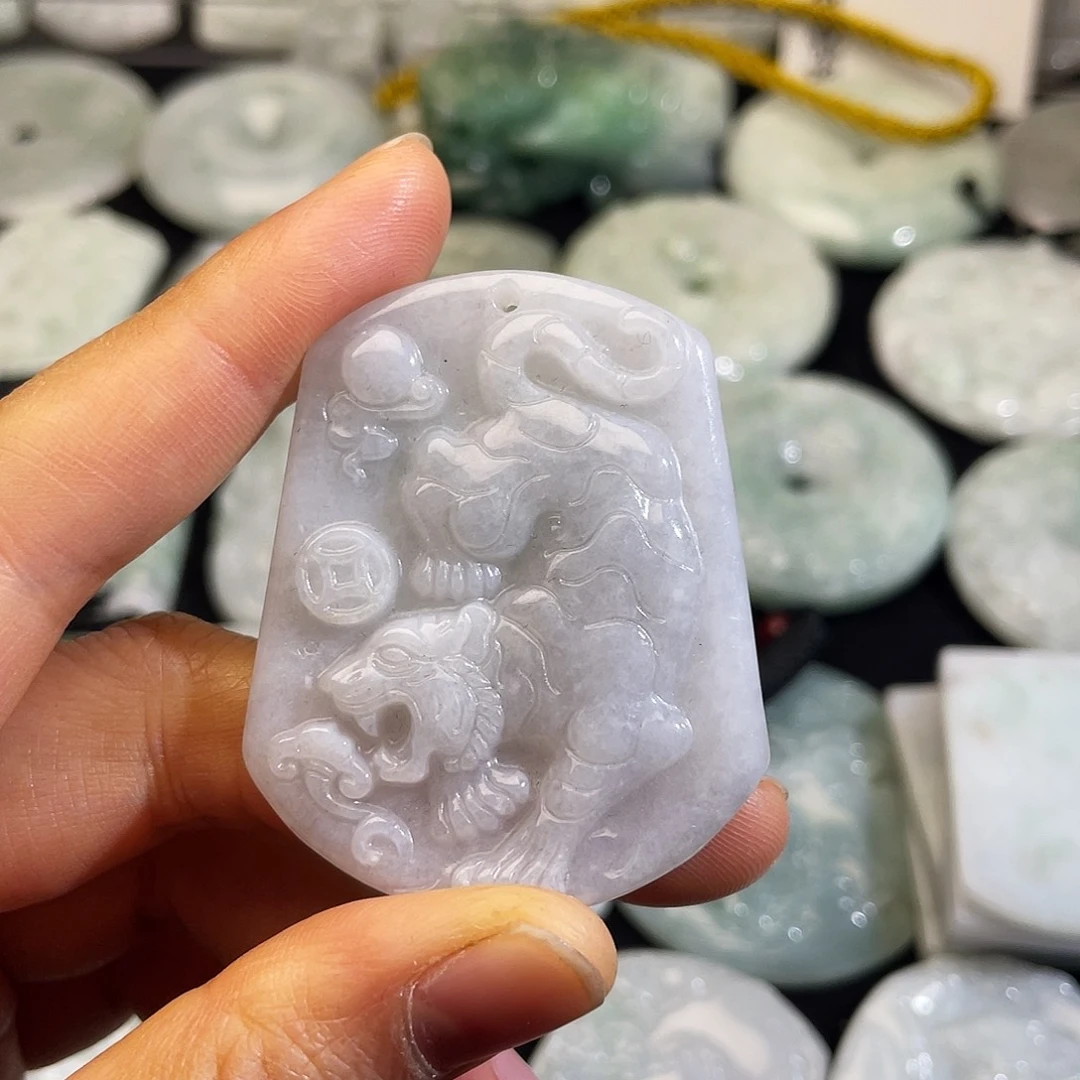 翡翠未镶嵌颈饰虎牌