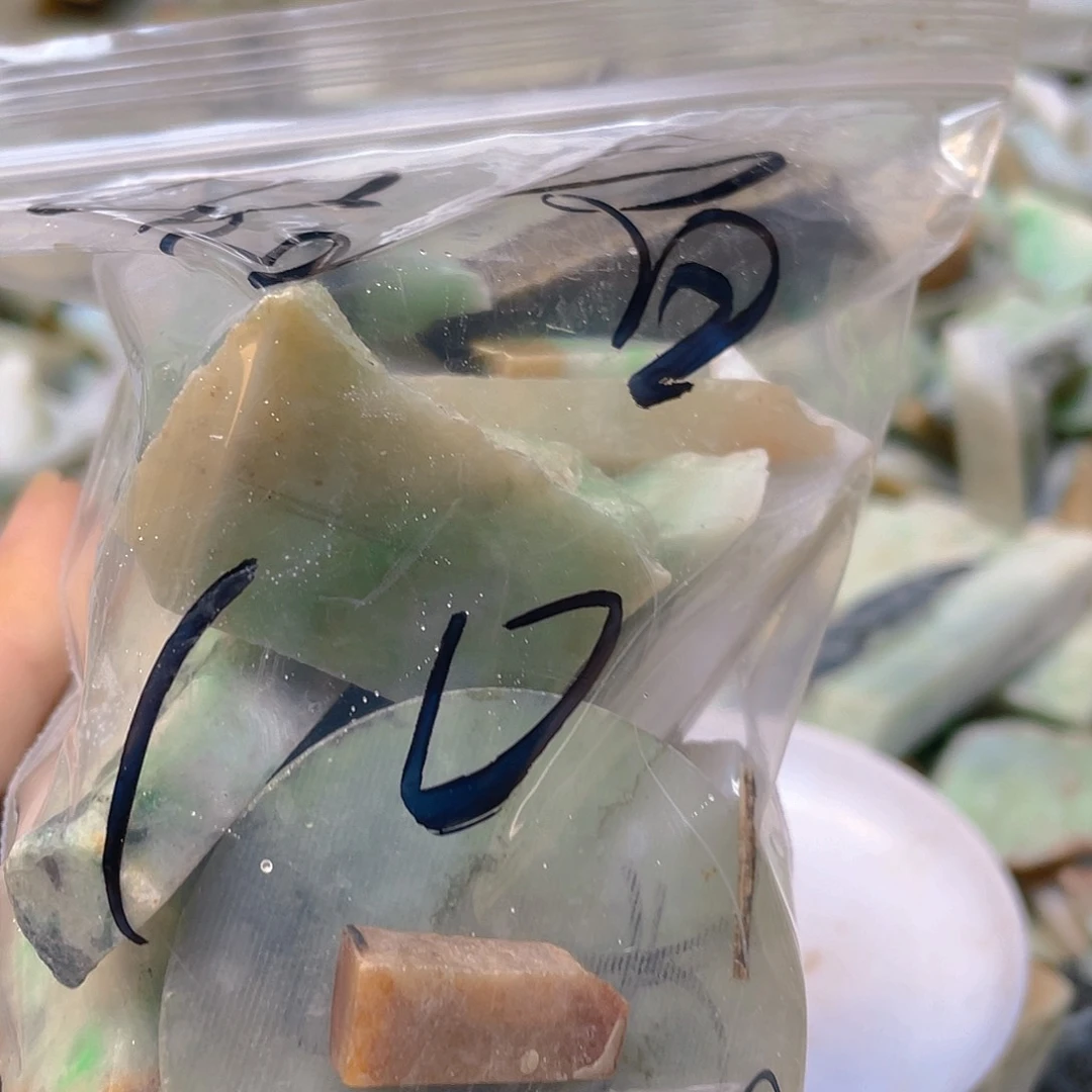 颈饰未镶嵌翡翠容*