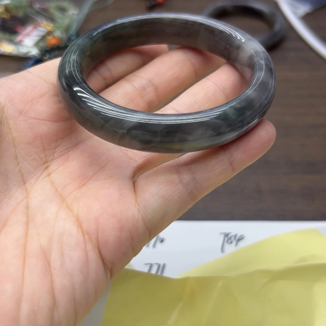 和田玉未镶嵌手镯57.6圈围737瑕