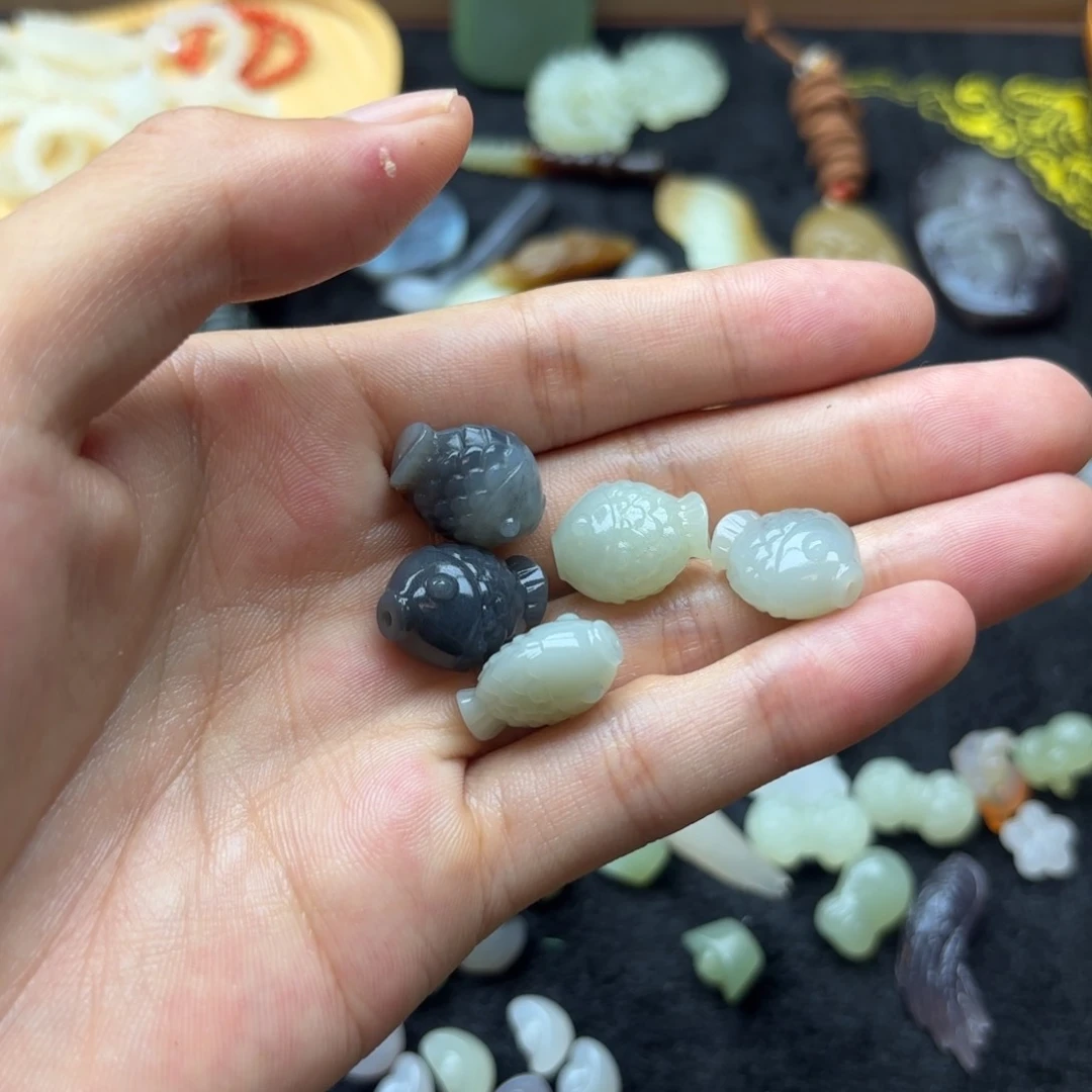 和***艺和田玉未镶嵌颈饰