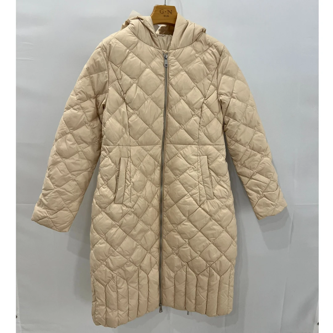 B055轻薄长款连帽菱形格羽绒服女士