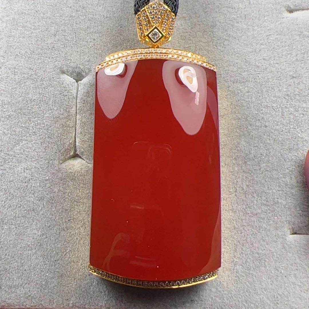 18K金镶嵌吊坠南红玛瑙